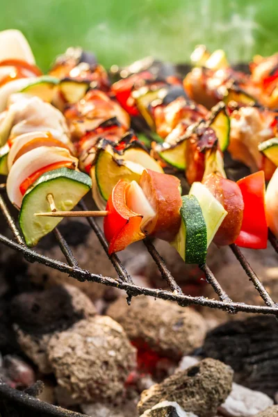 Närbild av varma grillspett på rosten — Stockfoto