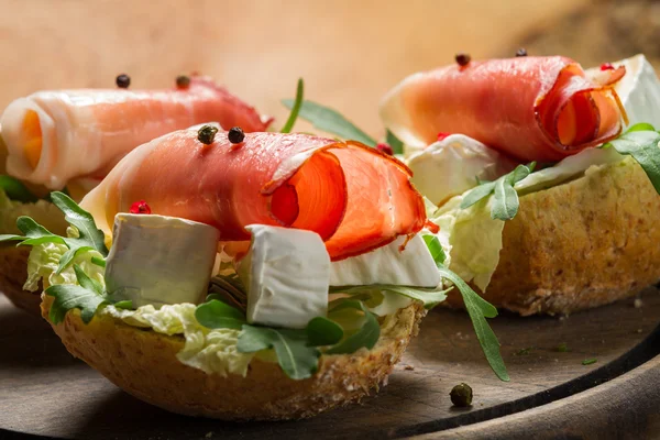 Duas sanduíches frescas feitas de presunto de parma e queijo brie — Fotografia de Stock