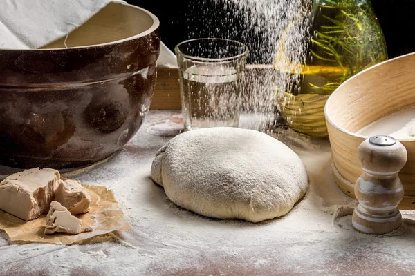 ピザ生地の小麦粉を振りかけるのクローズ アップ — ストック写真