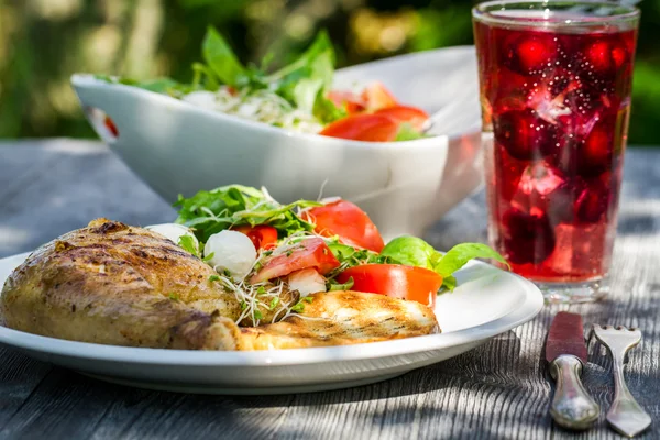 Cena recién servida en el jardín de verano — Foto de Stock