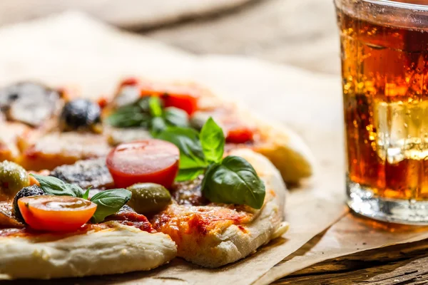 Gebakken pizza en geserveerd met koud drankje — Stockfoto