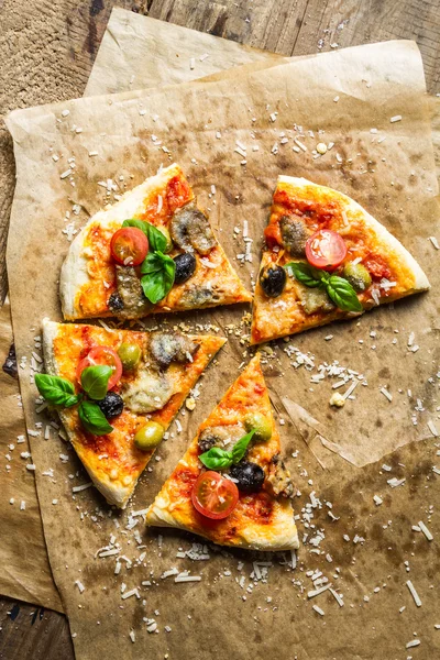 Hemmagjord pizza med svamp på bakplåtspapper — Stockfoto