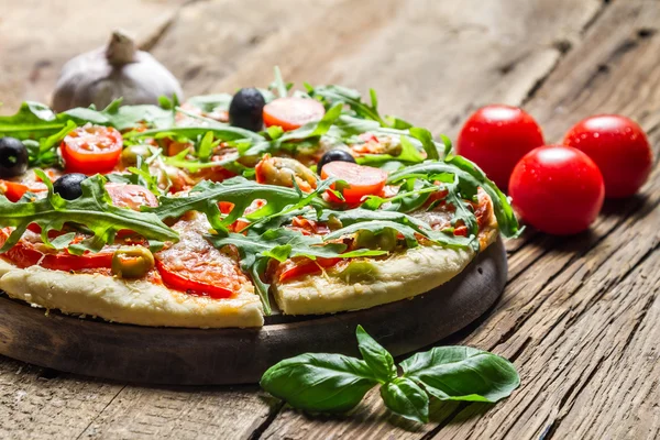 Primer plano de pizza fresca con verduras — Foto de Stock