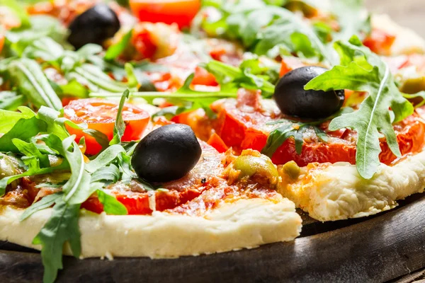 Primo piano della pizza fresca con verdure — Foto Stock