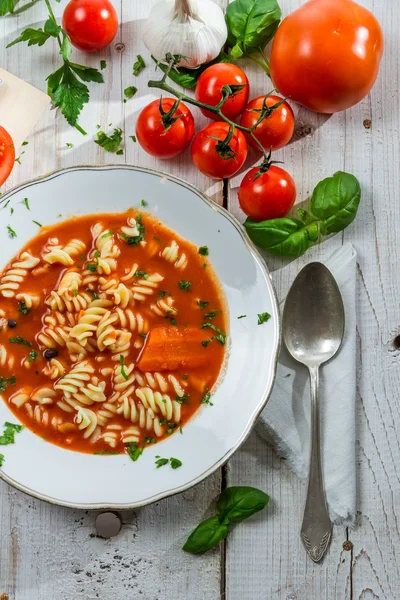 Zelfgemaakte tomatensoep en verse groenten — Stockfoto