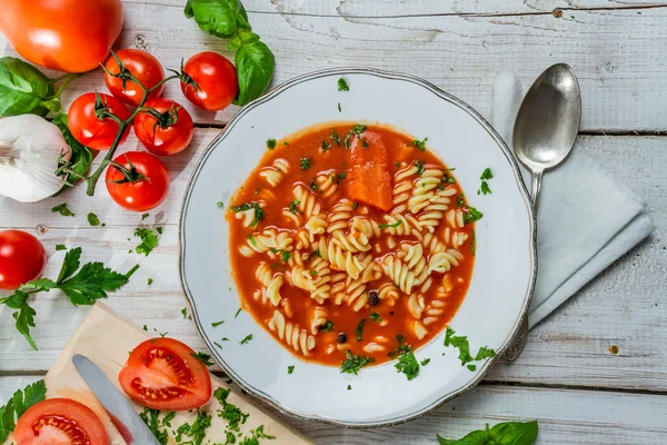 Homemade tomato soup and fresh vegetables — Stock Photo, Image