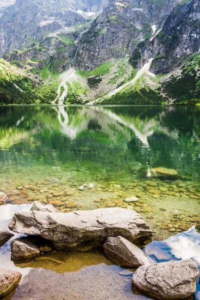 Lac de montagne avec eau bleue et montagnes rocheuses — Photo