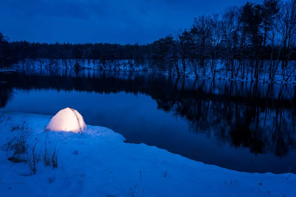 Ζεστό κάμπινγκ το χειμώνα στη λίμνη — 图库照片