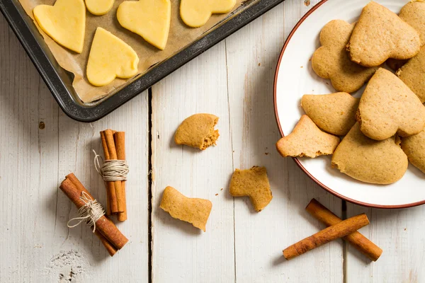 Fechar-se de biscoitos de gengibre caseiros em um prato — Fotografia de Stock