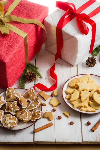 Snacking homemade christmas cookies on a plate on gifts backgrou — Stock Photo, Image