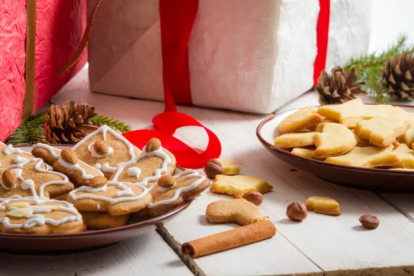 Vánoční pohled na stůl plný dárků a cukroví — Stock fotografie