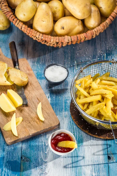 Closeup of Fish & Chips served in paper — Stock Photo, Image