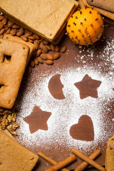 Decorating gingerbread cookies with icing sugar — Stock Photo, Image
