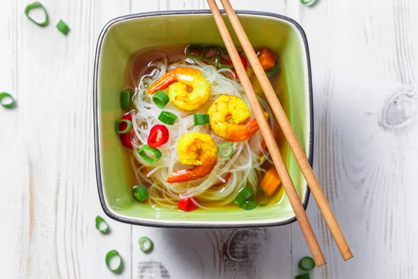 Тайский суп с креветками и лапшой — стоковое фото