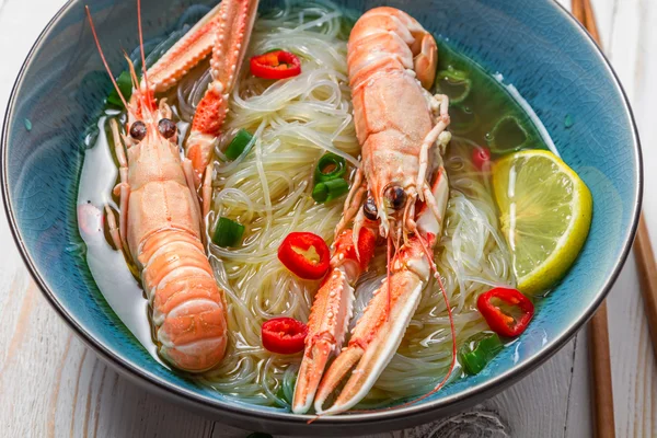 Крупный план традиционного тайского супа с креветками — стоковое фото