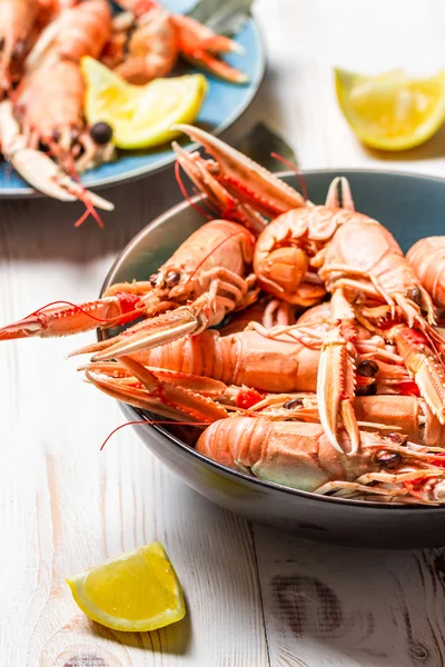 Charnue langoustines cuites sur une assiette — Photo