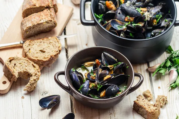 Fresh ingredients for a dish cooked with mussels — Stock Photo, Image