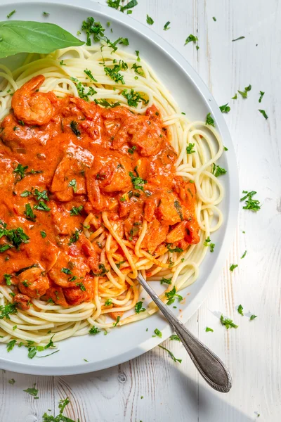 Spaghetti bolognese with shrimp and basil — Stock Photo, Image