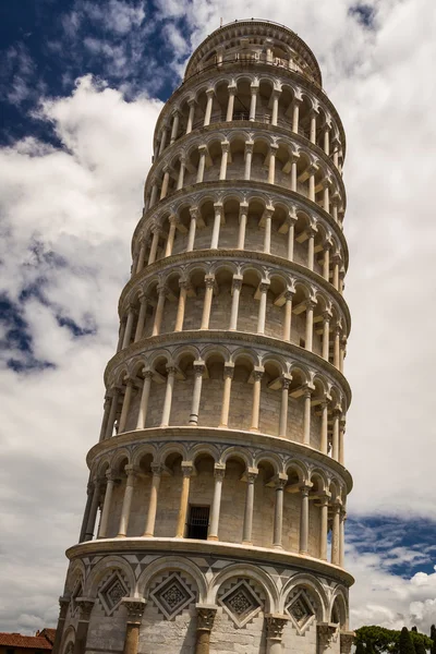 Monumentos antigos em Pisa em clareira verde — Fotografia de Stock