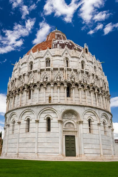 Monumentos antiguos en Pisa en el claro verde —  Fotos de Stock