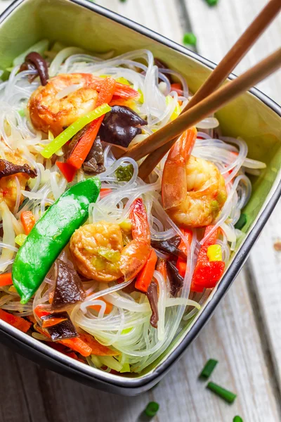 Kinesiska blanda grönsaker och ris nudlar — Stockfoto