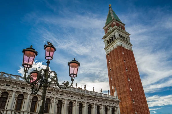 Glockenturm und Straßenlaterne auf dem Markusplatz, Venedig — Stockfoto