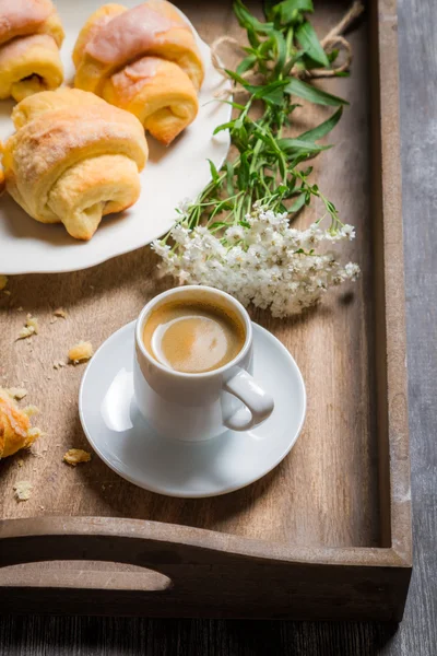 Blumen, Croissant und Kaffee zum Frühstück — Stockfoto