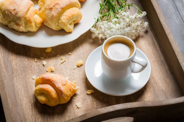 Flori, croissant și cafea pentru micul dejun — Fotografie, imagine de stoc