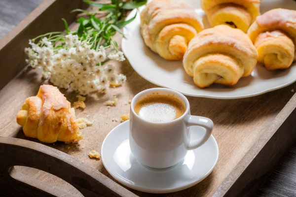 Flori, croissant și cafea pentru micul dejun — Fotografie, imagine de stoc