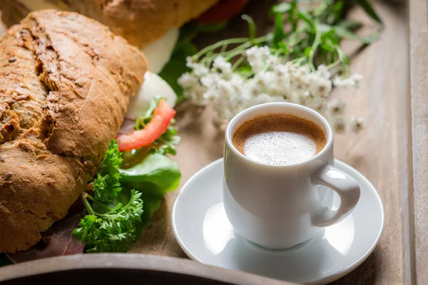 Kaffee und Sandwich zum Frühstück — Stockfoto