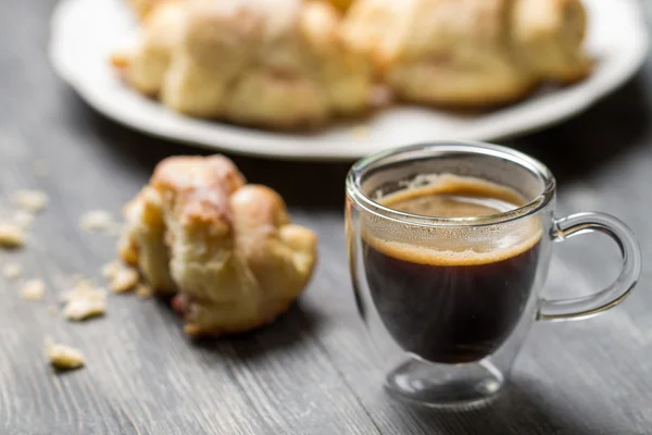 Primer plano de un café y croissant — Foto de Stock