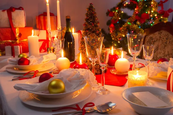 Mesa tradicionalmente puesta para Nochebuena — Foto de Stock