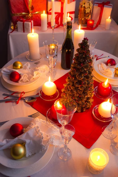 Muitos presentes perto de uma árvore de Natal à luz das velas — Fotografia de Stock