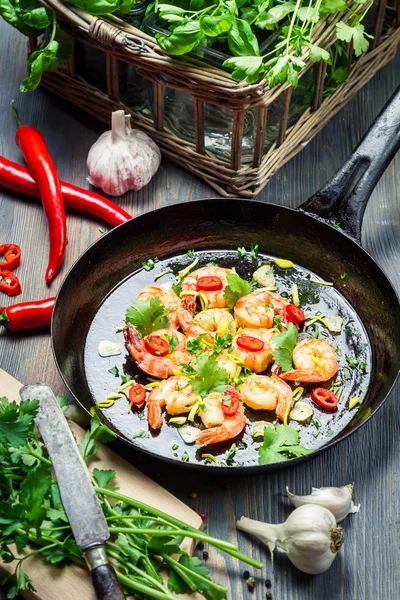 Fried shrimp with fresh herbs — Stock Photo, Image