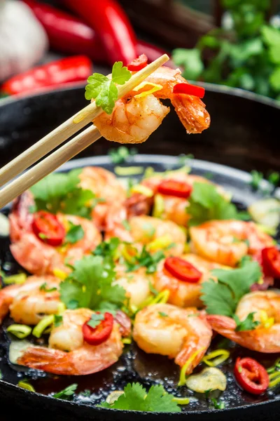 Fried shrimp with fresh herbs — Stock Photo, Image