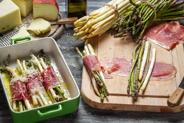 Asparagi arrotolati in prosciutto e formaggio — Foto Stock