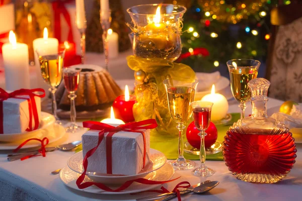 Bebidas y regalos de Navidad para largas noches de invierno — Foto de Stock
