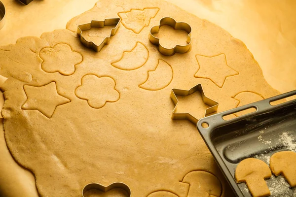 ジンジャーブレッドのクッキーの様々 な形の切断 — ストック写真