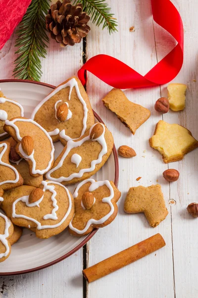 Zbliżenie christmas cookies na talerzu — Zdjęcie stockowe