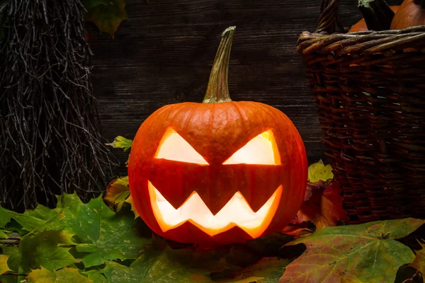 Fechar-se de abóbora de Halloween em folhas de outono — Fotografia de Stock