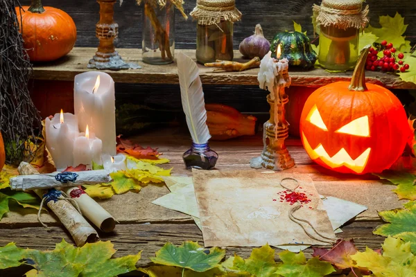 Enchantée place sur la vieille table des sorcières — Photo