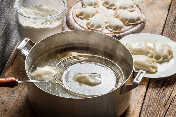 Zelfgemaakte dumplings met boschampignons gekookt — Stockfoto
