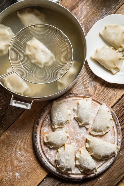 Matlagning dumplings med svamp — Stockfoto