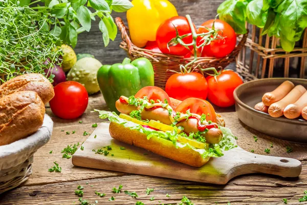 Primo piano di hot dog fatti in casa con un sacco di verdure — Foto Stock