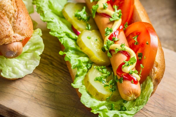 Primer plano de hot dog casero con un montón de verduras —  Fotos de Stock