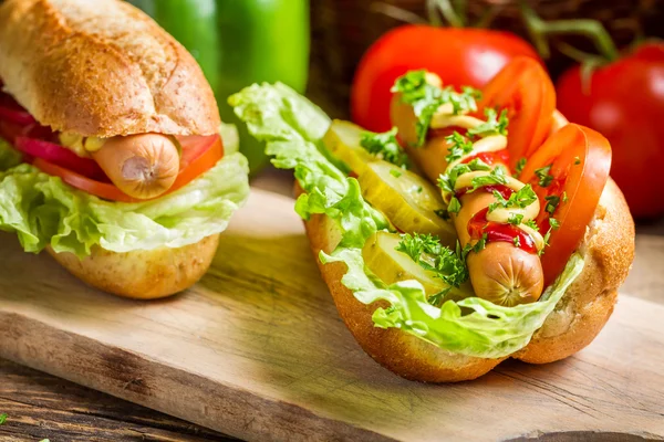 Primo piano di hot dog fatti in casa con un sacco di verdure — Foto Stock