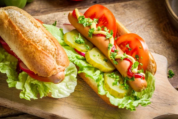 Primer plano de hot dog casero con un montón de verduras —  Fotos de Stock