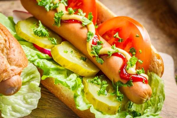 Primo piano di hot dog fatti in casa con un sacco di verdure — Foto Stock