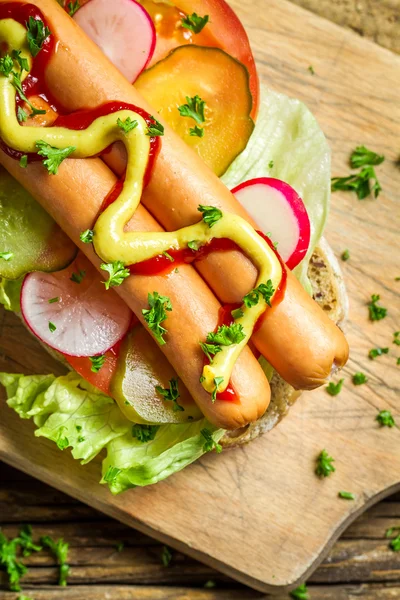 Primo piano di hot dog fatti in casa con un sacco di verdure — Foto Stock