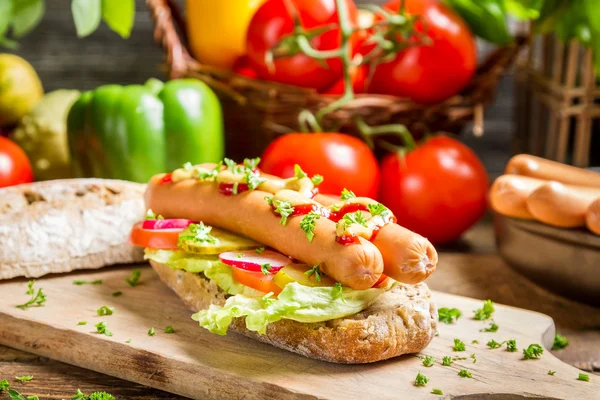 Primer plano de hot dog casero con un montón de verduras —  Fotos de Stock